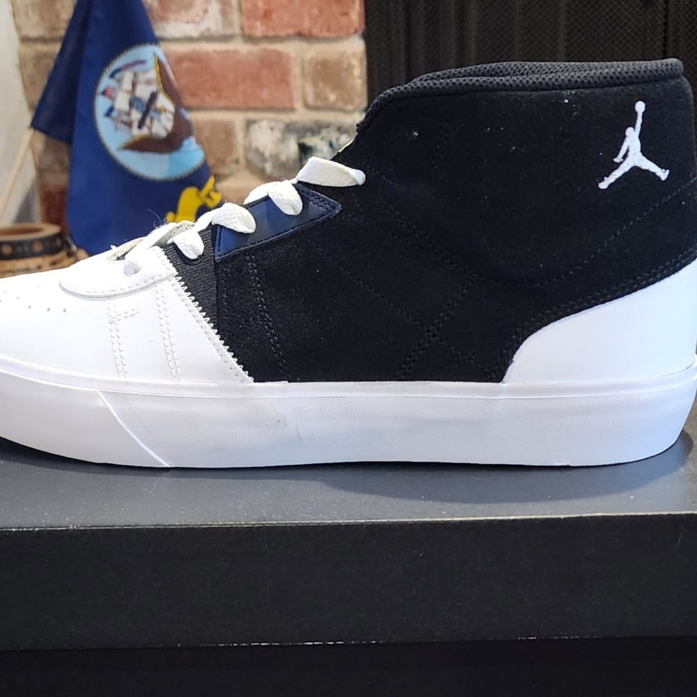 Jordan Series Mid Black and White